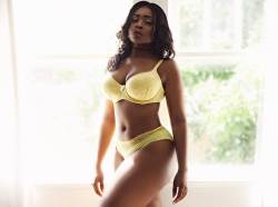 thegrocerylista1:  #topnotch_baddies  Featured Model @mslondoncross