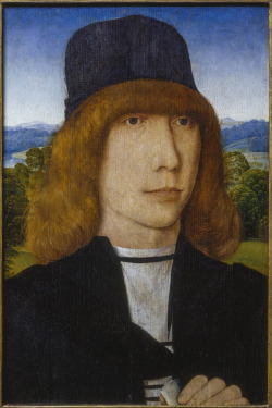 history-of-fashion:  ab. 1480-1494 Hans Memling - Portrait of