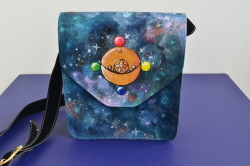 thepinkviolinist:  I painted my boring black bag and… Now it´s