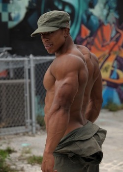 sagittariussevens:  #handsome #muscle #ripped #torso #guns #cakes