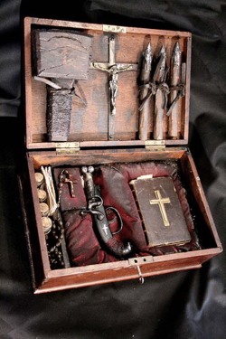 sixpenceee:  This is an early 19th century vampire hunting kit. 