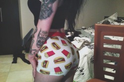 kla-brooks:  cvltblood:  Stole my boyfriends burger boxers  That