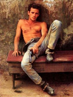 fetishshoot:  Luke Perry (*1966), American actor