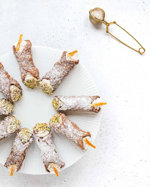 fullcravings:  Vegan Cannoli