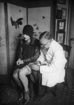 maudelynn: Flapper getting a Garter tattooed on her leg c.1926 