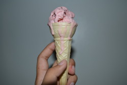 mothafahkas:  Strawberry Ice Cream Melting