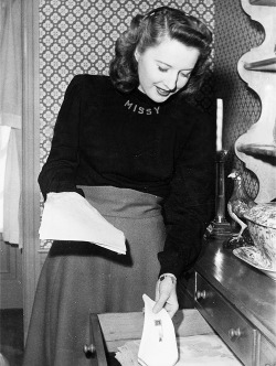 barbarastanwyck:  Barbara Stanwyck photographed at home for Screenplay