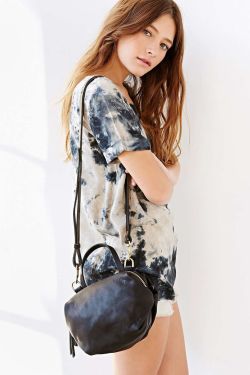 urbanoutfitters:We can’t stop wearing this leather satchel