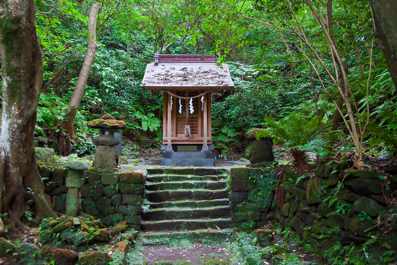 <p>A power spot if I ever did see one. A small shrine off the road leading to the tip of Manazuru peninsula</p>