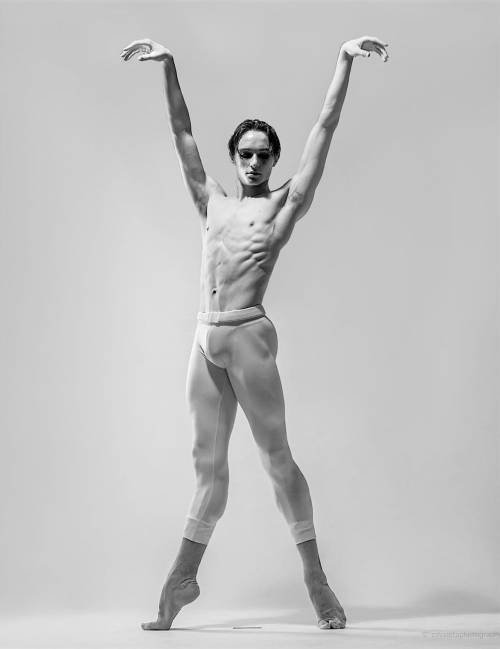 dancer-male-dancers:    Davíd Omatz - Orlando Balletphoto by