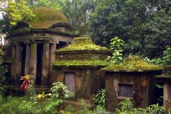 gates-of-eden:  The South Park Street Cemetery in Kolkata, India. Photo