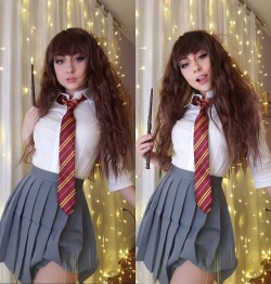 love-cosplaygirls:  Hermione- Karrigan Taylor