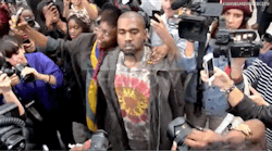 kanyeuniversecity:  Girl takes selfie with Kanye 