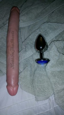 heatinthesheets:  Took the whole 12 inch double ended dildo and