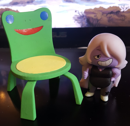 Look at this cute froggy chair my sis made! 