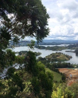 #guatape #pueblo #Colombia #elpenol #elpeñol #bigassrock almost