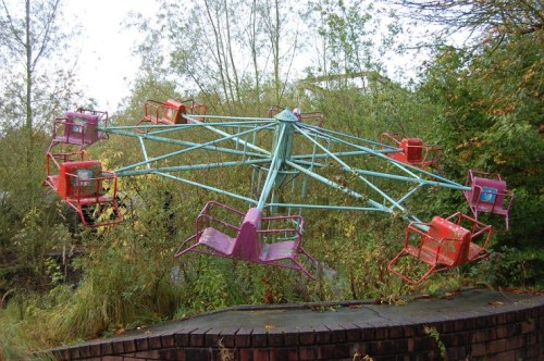 hahamagartconnect: ABANDONED AMUSEMENT PARKS - PART TWO Seems folks can’t get enough of pictures surfacing from abandoned theme parks. To be perfectly honest, nor can we. Here’s a follow up to our hugely popular first blog post on the thrills &