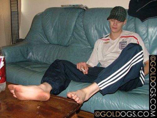 malefootsage:When he goes barefoot, he’s especially casual,