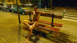 always-nude:  tripnight:  El farolito de la calle en que naci