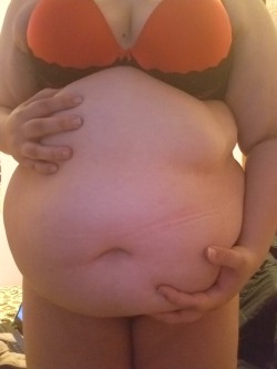 angel-likes-cakes: tell-me-im-chubby:  tell-me-im-chubby:   Princess thicc reporting for duty! 