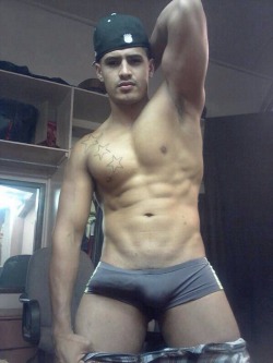 realmenstink:  HOT BULGING STUD !!!  Sexy lad.