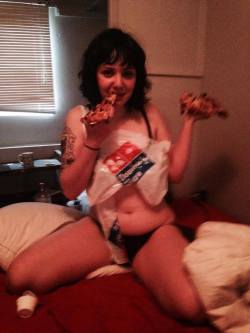 hot-girls-eating-food:  we got a super hot pizza submission today!