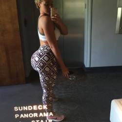 iamiskra:  ✨🙄late night putting in work..even though some