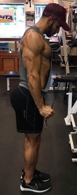 que-culo-miguel:  Another pic of that Lebanese trainer his body