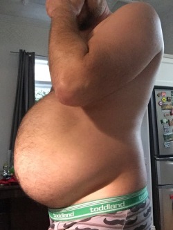 blogartus:Perfect timing: A beachball belly as summer looms.