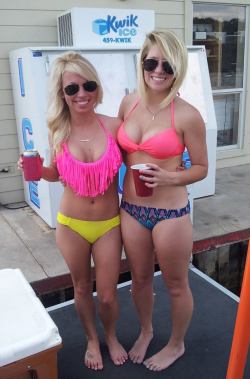 sexywithorwithout:  Two cute blondes. For more like this, make