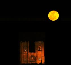 lifelover-nostalgiatrip:  Awesome moonlight in Lisbon, Beautiful