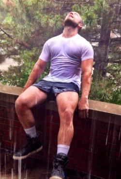 southerncrotch: Great legs!  Come in out of the rain man, let