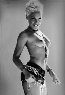 celebritiesuncensored:Pink