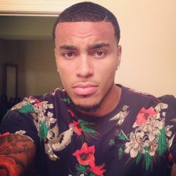jukadiie:  IM REALLY LIKING THIS TREND OF MEN IN FLORAL SHIRTS…