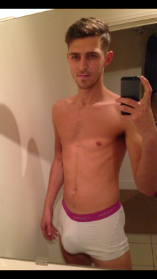 myukladsnaked:  seriously hung guy from the south coast, wow,