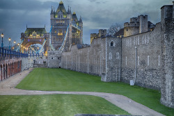 trilithbaby:  lheartlondon:  Tower Of London and Tower Bridge