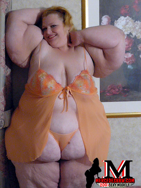 freak-for-ssbbw:  cl6672:  What a billowing beauty! Ultra-plush from head to toe ;)  Damn what a beautiful woman with such a sexy body! Does anyone know her name?  Ms havitall. I would love to have all that.