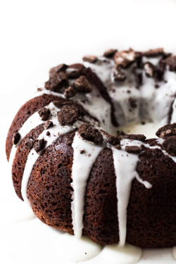 sweetoothgirl:  Chocolate Oreo Bundt Cake 