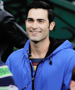 dailytylerhoechlin:Tyler Hoechlin on the set of Supergirl in