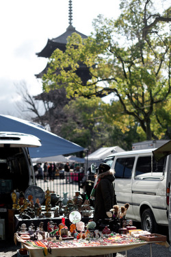 kuroyuki:  20140321_119  Antique and Flea Market in Toji-Temple