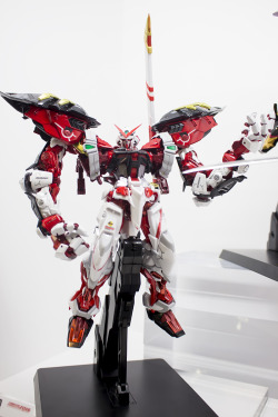 gunjap:  METALBUILD 1/100 GUNDAM ASTRAY POWERED RED OPTION SET: