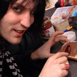 #noelfielding makes #Nutella on #toast sexy ;D Daymn #sexgod