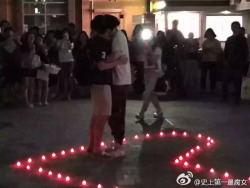 fuckyeahchinesebl:  5月20日晚，中国人民大学一名男生向另外一名男生告白并拥吻。“我轻轻地走向你，不是陪你打篮球，而是为了吻你”后几张是白衣小哥，还是位coser。祝福