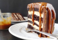 looksdelicious:  Salted Caramel Chocolate Fudge Cake  