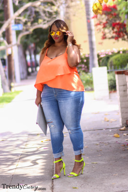 hourglassandclass:  Love this bright summery outfit!Check out