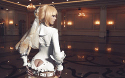 littleowler:  shugarskull:  cosplayfanatics:  Saber Bride by