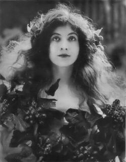 bellalagosa:  Maude FealyPhoto By: Rudolf Erckemeyer Jr. (1910)Born: