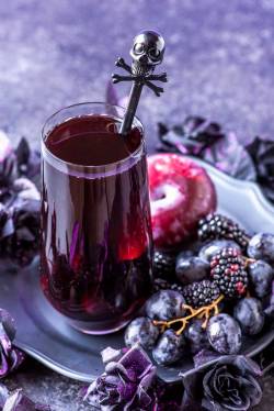 foodffs:  Black Magic Sangria! This black magic drink is a purple