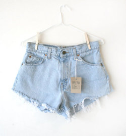 Waist 295 High Waisted Vintage Levi Shorts by thedaisies on Etsy