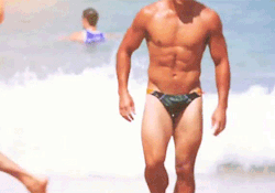 speedohead:  mmmmmm bobbling bulges